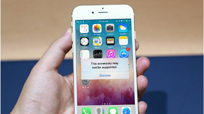 Các bộ sạc kém chất lượng không được hỗ trợ tương thích với iPhone. Ảnh: Youtube.