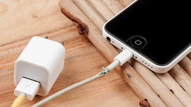 Cáp sạc kém chất lượng là kẻ thù đối với iPhone. Ảnh: Shutterstock.