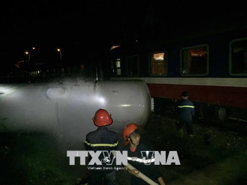 Lực lượng chữa cháy phun hóa chất vào bồn ga bị rò rỉ.