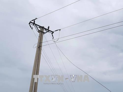 Bảy người thi công cột viễn thông ngay sát đường điện 35 kV tại địa bàn xã Hạ Sơn, huyện Quỳ Hợp (Nghệ An).