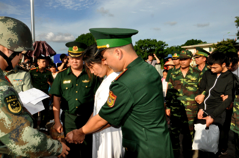 Công an TP Móng Cái trao trả các đối tượng cho Cục Công an TP Đông Hưng, Quảng Tây (Trung Quốc).