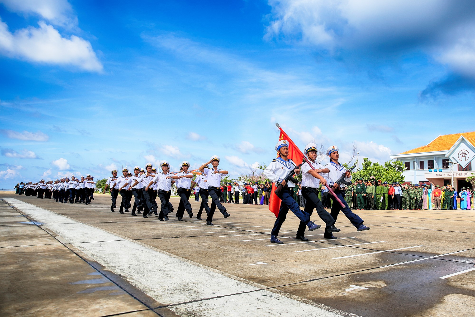 Tiến bước dưới quân kỳ.