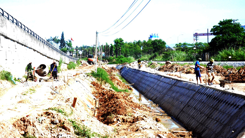Công nhân thi công tuyến mương thoát nước khu vực Cái Dăm.