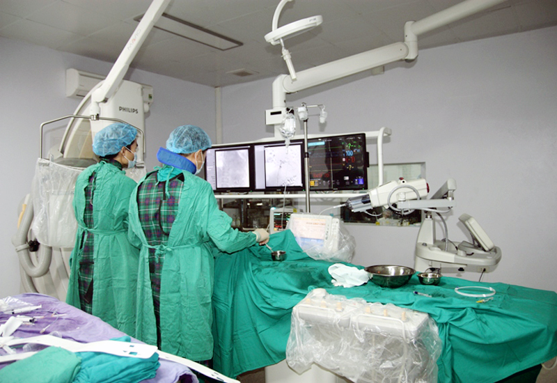 Một ca can thiệp tim mạch tại Bệnh viện Bãi Cháy.