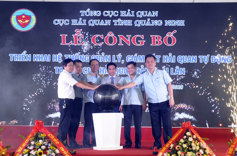 Đại diện Tổng cục Hải quan Việt Nam, UBND tỉnh cùng lãnh đạo các ngành chức năng trên địa bàn tỉnh và lãnh đạo Cục Hải quan Quảng Ninh tham gia ấn nút triển khai “Hệ thống quản lý và giám sát tự động đối với hàng hóa XNK tại cảng Cái Lân”.