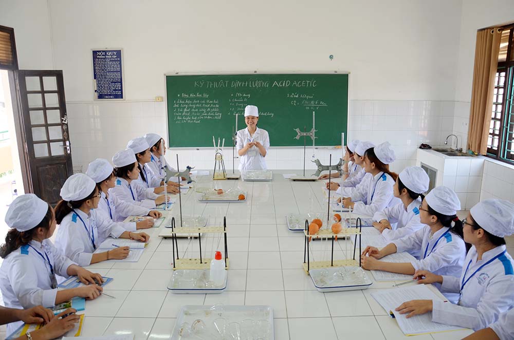 Cô giáo Bùi Thị Thảo hướng dẫn sinh viên thực hành nghành cao đẳng Dược