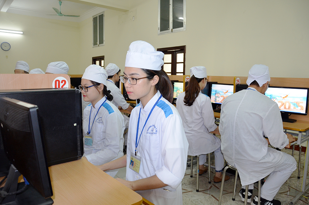 Sinh viên đang thi tại phòng thi trắc nghiệm của trường
