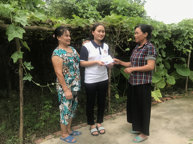 Em Trần Thị Nhung nhận phần quà tuyên dương học sinh giỏi từ khu phố. 