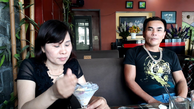 Chị Phạm Thị Huyền và anh Nguyễn Văn Mí - tài xế, người đã chứng kiến từ đầu đến cuối câu chuyện tìm bố liệt sĩ của chị Huyền.