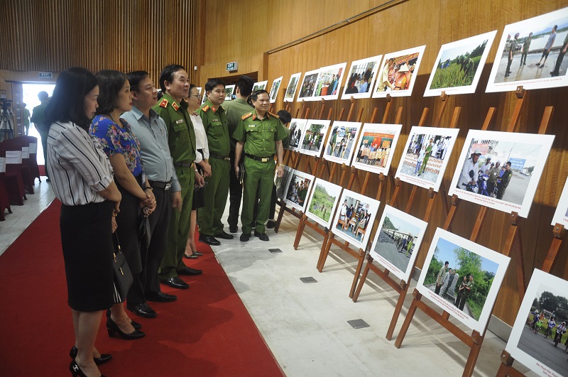 Triển lãm phong trào Toàn dân đoàn kết xây dựng đời sống văn hoá gắn với công tác phòng chống tội phạm năm 2018 được đông đảo người dân trên địa bàn đồng tình hưởng ứng.