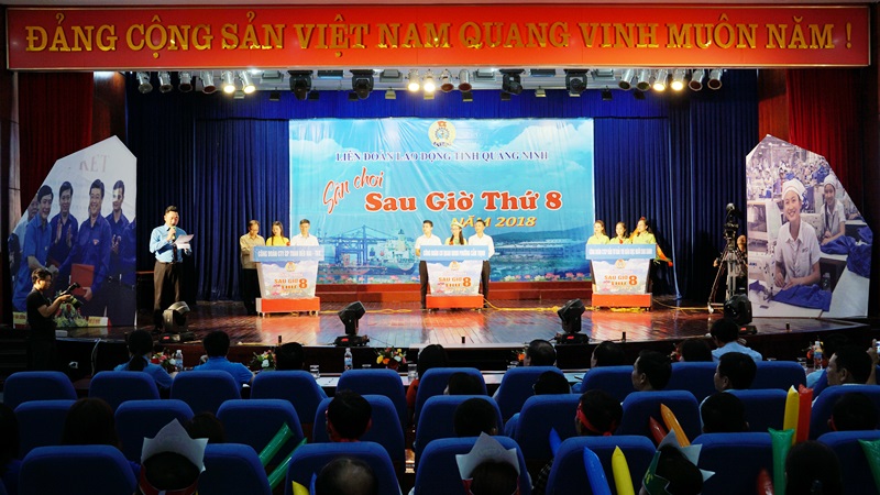 Ba đội thi tham gia trả lời câu hỏi ở phần thi kiến thức pháp luật trong chương trình sân chơi 