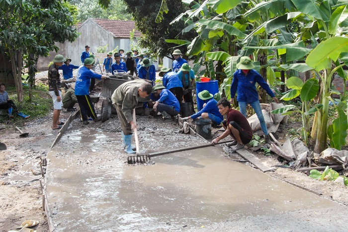 Đoàn Thanh niên xã, Đội sinh viên tình nguyện và người dân thôn Bãi Cát (xã Vũ Oai, Hoành Bồ) cùng tham gia đổ bê tông tuyến đường nội thôn.