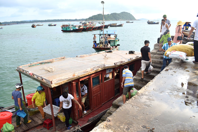 Đa phần du khách khi đến Thanh Lân rất ngại khi phải chuyển tiếp qua chuyến đò