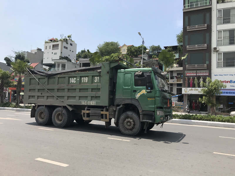 Chiếc xe có tải trọng lớn chở đầy đất, đá lưu thông trên địa bàn TP Hạ Long. (ảnh chụp lúc 11 giờ ngày 24/8)