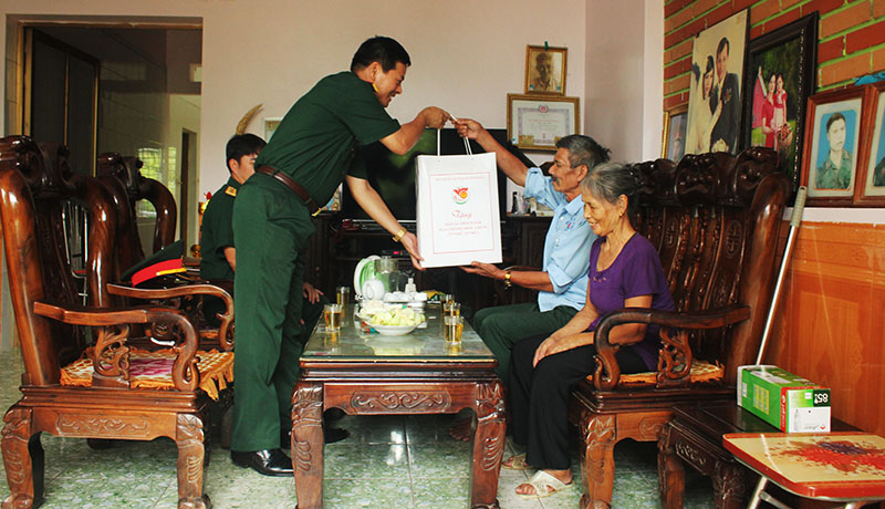 Ban CHQS huyện tặng quà cho các gia đình chính sách, hộ nghèo trên địa bàn huyện.
