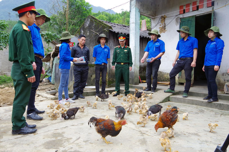 cán bộ Lâm trường 103 hướng dân người dân bản Mốc 13, xã Quảng Đức kỹ thuật chăn nuôi gà