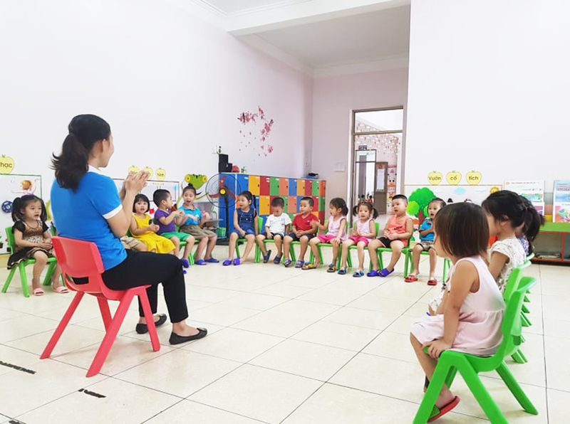 Nhiều trường mầm non trên địa bàn tỉnh chỉ bố trí được 1 giáo viên đứng lớp. (Trong ảnh: Buổi học của cô và trò lớp 3 tuổi A1 - Trường Mầm non Cao Sơn 2 - TP Cẩm Phả).