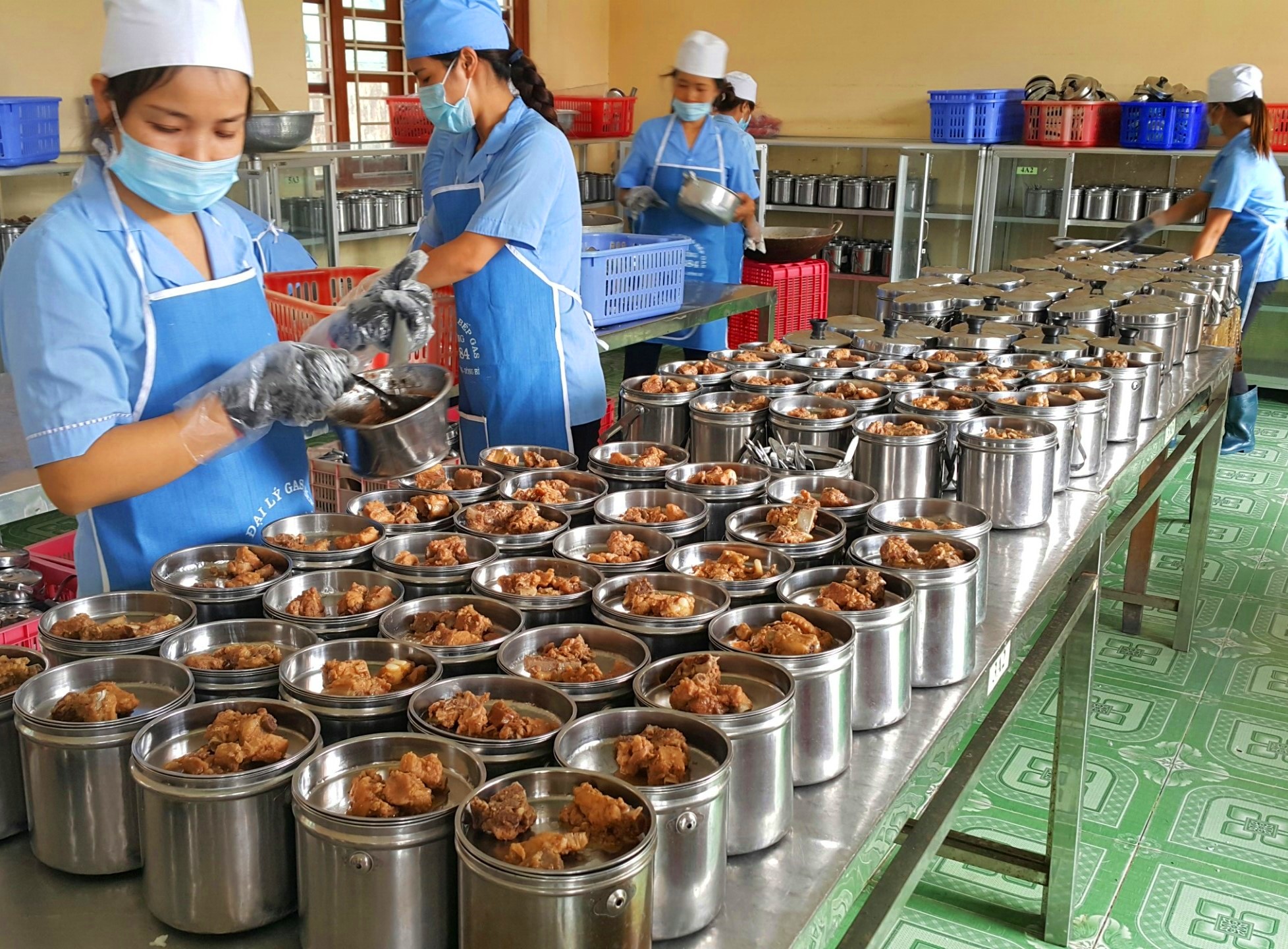 Chia khẩu phần thức ăn tại trường Tiểu học Trưng Vương (TP Uông Bí). Ảnh do nhà trường cung cấp