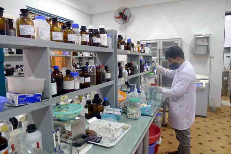 Nước thải sau xử lý được đưa về Trung tâm Quan trắc Tài nguyên & Môi trường và tiến hành kiểm định trên các máy móc, thiết bị chuyên dụng 