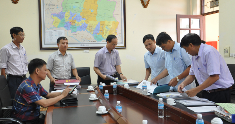 Các thành viên đoàn kiểm tra của tỉnh kiểm tra hồ sơ, sổ sách công tác giải quyết đơn thư, KNTC, công tác tiếp công dân tại TX Đông Triều.