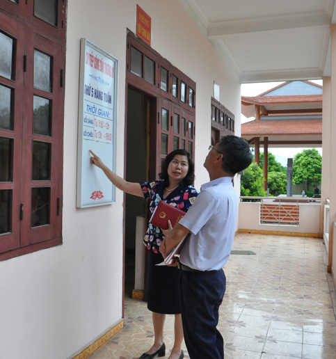 Cán bộ Văn phòng HĐND tỉnh- thành viên đoàn kiểm tra của tỉnh, kiểm tra thực tế công tác tiếp công dân tại xã Việt Dân, TX Đông Triều