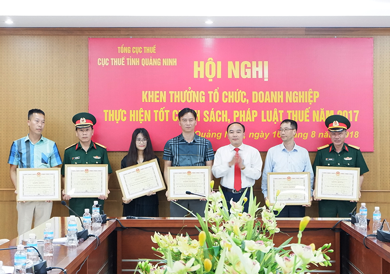 tỉnh trao Bằng khen của UBND tỉnh cho các doanh nghiệp thực hiện tốt chính sách pháp luật thuế năm 2017.