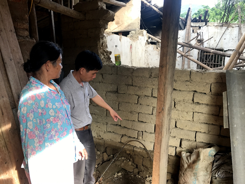 Thông qua các tin nhắn cảnh báo, gia đình bà Trần Thị Liên, thôn Cốc Lồng, xã Lục Hồn kịp thời di chuyển khỏi căn nhà cũ trước khi có mưa bão. 