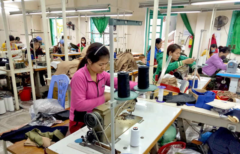 BHXH tỉnh tiếp tục tập trung phát triển đối tượng tham gia BHXH tại các doanh nghiệp (trong ảnh: Lao động mà việc tại Công ty Cp May và in 27-7 Quảng Ninh)