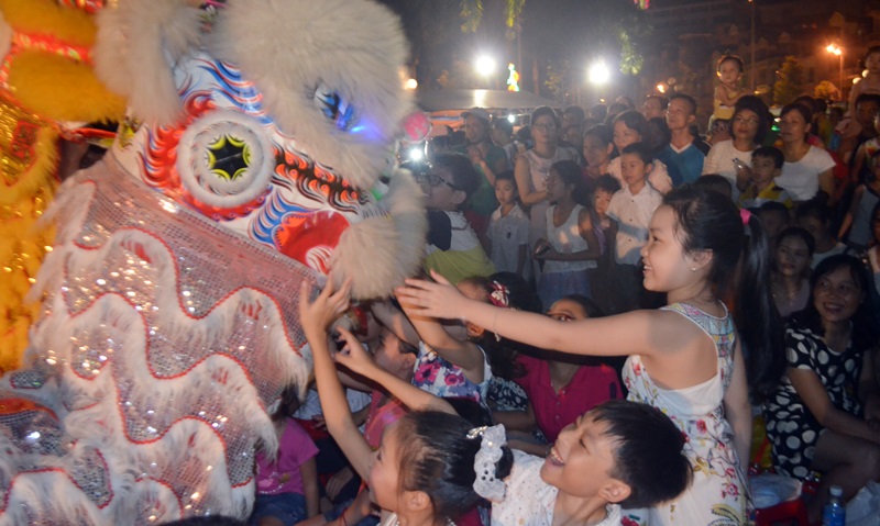 Chương trình "Đêm hội Trăng Rằm" tổ chức tại sân khấu ngoài trời Cung VHLĐ Việt - Nhật.