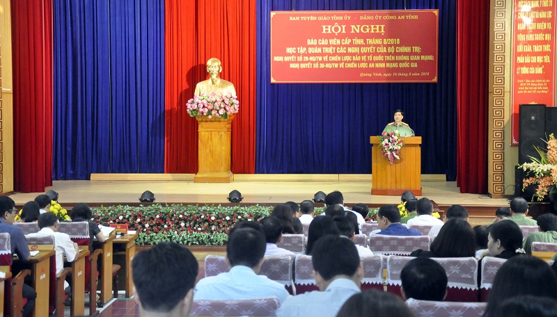 Hội nghị báo cáo viên thường kỳ tháng 8. Ảnh: Nguyễn Thanh
