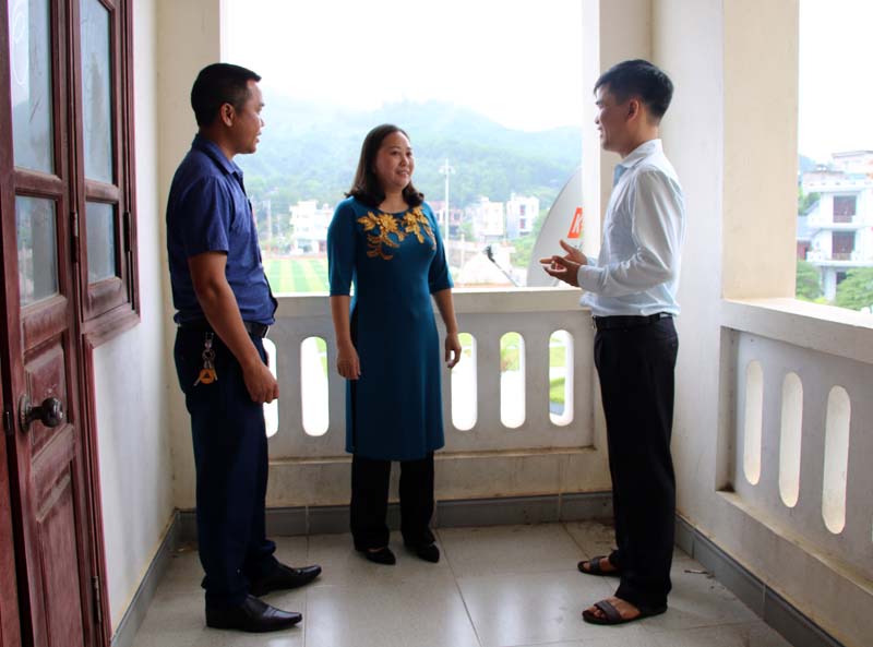 Anh Lỷ Văn Thắng (bên phải), Bí thư Đoàn Thanh niên xã, Bí thư Chi bộ kiêm Trưởng thôn Trúc Tùng, xã Quảng An, huyện Đầm Hà, tham gia hoạt động cùng Đội Thanh niên tình nguyện thu gom rác của x