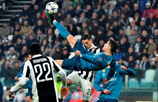  Bàn "xe đạp chổng ngược" của Cristiano Ronaldo giành giải thưởng "Bàn thắng đẹp nhất năm" của UEFA.