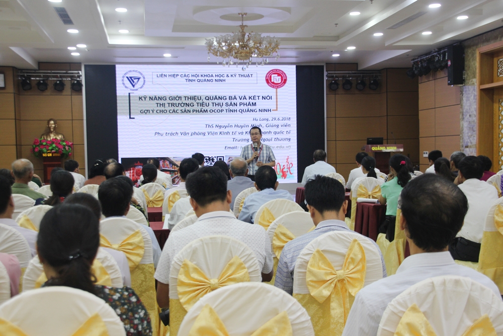 Các đại biểu được nghe giảng viên 