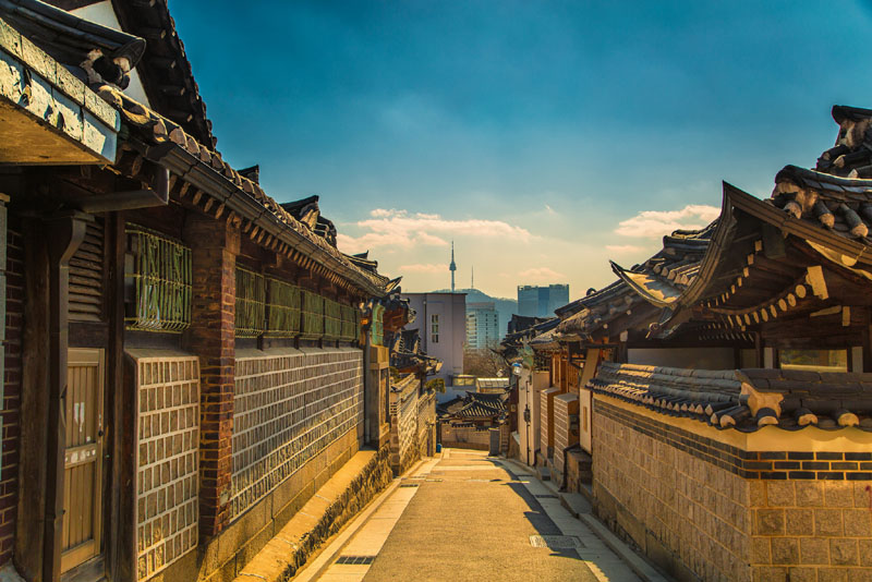  Làng Bukokon Hanok (Seoul): Làng Hanok Bukchon xinh đẹp nằm yên bình trong thành phố Seoul náo nhiệt. Ngôi làng từ thời Joseon có niên đại 600 tuổi với nét kiến trúc truyền thống tinh tế được bảo tồn nguyên vẹn. Ngày nay, khu vực này trở thành điểm du lịch và rất ít người sinh sống. Các tòa nhà cổ được sử dụng làm nhà hàng truyền thống, nhà khách, nhà trà và trung tâm văn hóa. Ảnh: Robert Koeler.