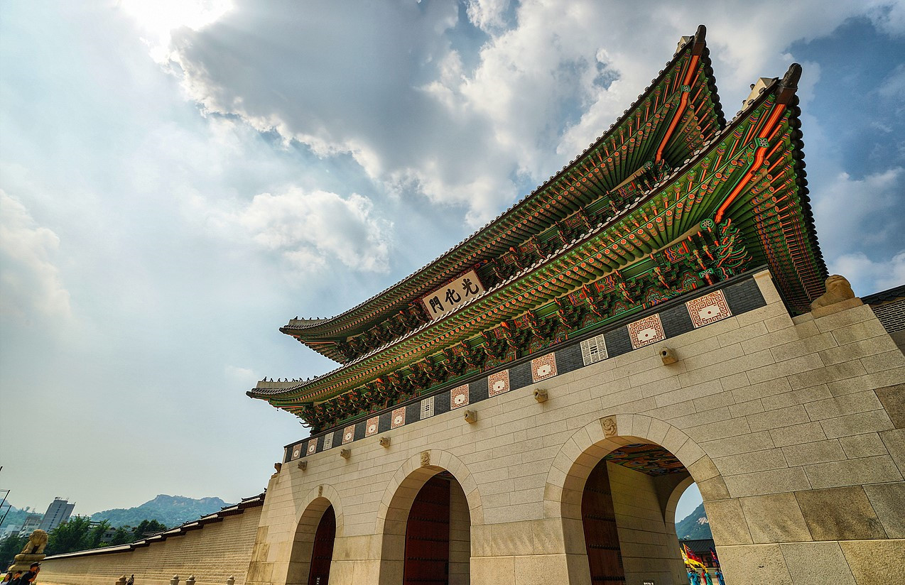  Cung Gyeongbok (Seoul): Hoàng cung nằm ở phía bắc Seoul, được xây dựng lần đầu vào năm 1395 và tái thiết năm 1867, đây là cung điện chính và lớn nhất trong năm cung điện của triều đại Joseon. Vào thế kỷ 16, Gyeongbokgung bị thiệt hại nặng nề dưới sự xâm lăng của Nhật Bản. Phần lớn diện tích hoàng cung ngày nay được phục dựng vào năm 1995. Gyeongbokgung là công trình tiêu biểu cho nền nghệ thuật kiến trúc phương Đông chịu ảnh hưởng của văn hóa Hán. Ảnh: Flickr.