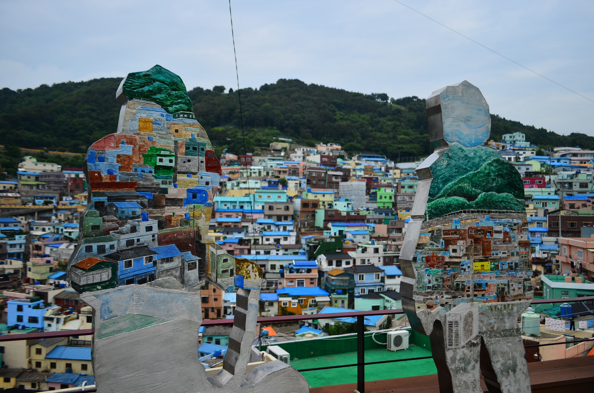  Làng văn hóa Gamchoen (Busan): Ngôi làng văn hóa GamChoen trước kia vốn là khu ổ chuột với dân cư sinh sống là những người tị nạn trong chiến tranh Triều Tiên. Ngày nay, ngôi làng nhỏ tại Busan được đưa vào khai thác du lịch. Làng GamChoen được biết đến với những dãy nhà san sát nhau nhiều màu sắc, người Hàn mệnh danh nơi đây là "Santorini xứ kim chi" hay "ngôi làng lego". Ảnh: Phudd23. 
