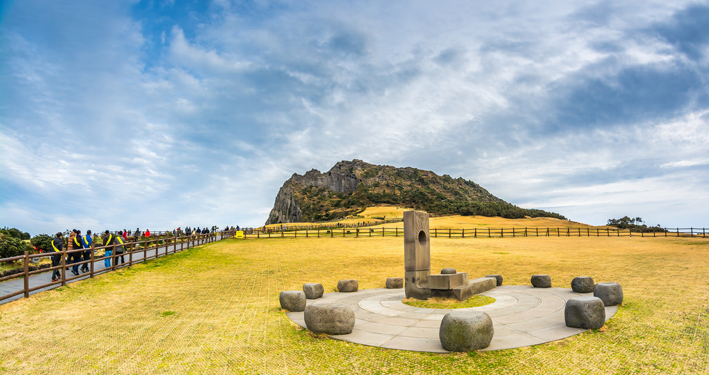  Núi Seongsan (Jeju): Ngọn núi được hình thành do sự phun trào của núi lửa trên đảo Jeju cách đây 5.000 năm. Núi Seongsan đã được UNESCO công nhận là Di sản văn hóa thế giới, điểm đến này thu hút hàng triệu lượt khách trên đảo Jeju tới tham quan mỗi năm. Đỉnh núi nổi tiếng với các loài cây cỏ quý hiếm, bùn khoáng được hình thành từ tàn tích dung nham núi lửa... Nơi đây cũng là điểm ngắm bình minh tuyệt đẹp trên hòn đảo thiên đường. Ảnh: Chingazo. 