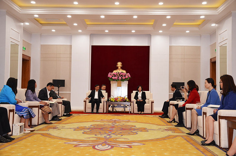 Lãnh đạo UBND tỉnh tiếp đoàn công tác của Bộ Tư pháp Cộng hoà DCND Lào. Ảnh: Nguyễn Chiến