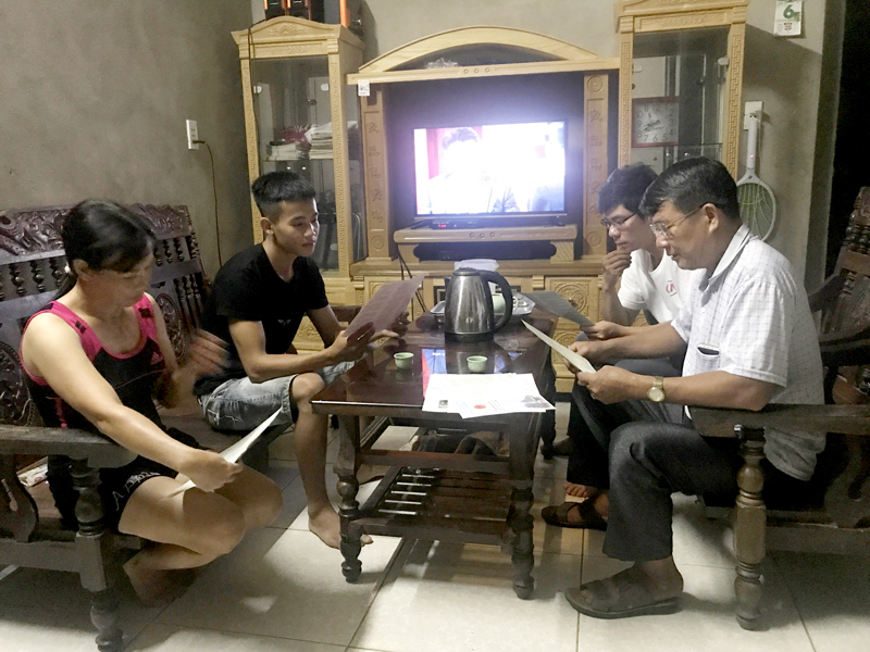 Ông Đặng A Mản đến nhà người dân dân để tuyên truyền thông tin pháp luật và vận động người dân tham gia chương trình Thắp sáng đường quê của xã. 
