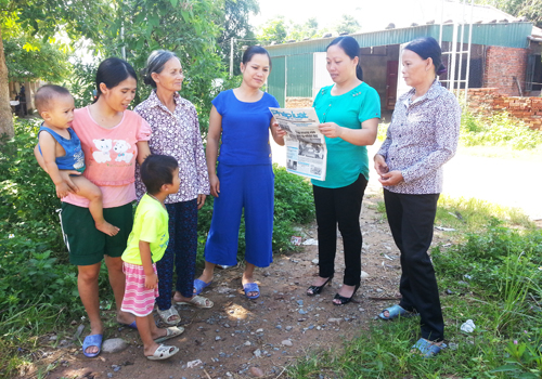 Tuyên tuyền về bình đằng giới cho người dân ở Bình Liêu (Ảnh: Hoàng Gái, Trung tâm TT&VH huyện Bình Liêu)