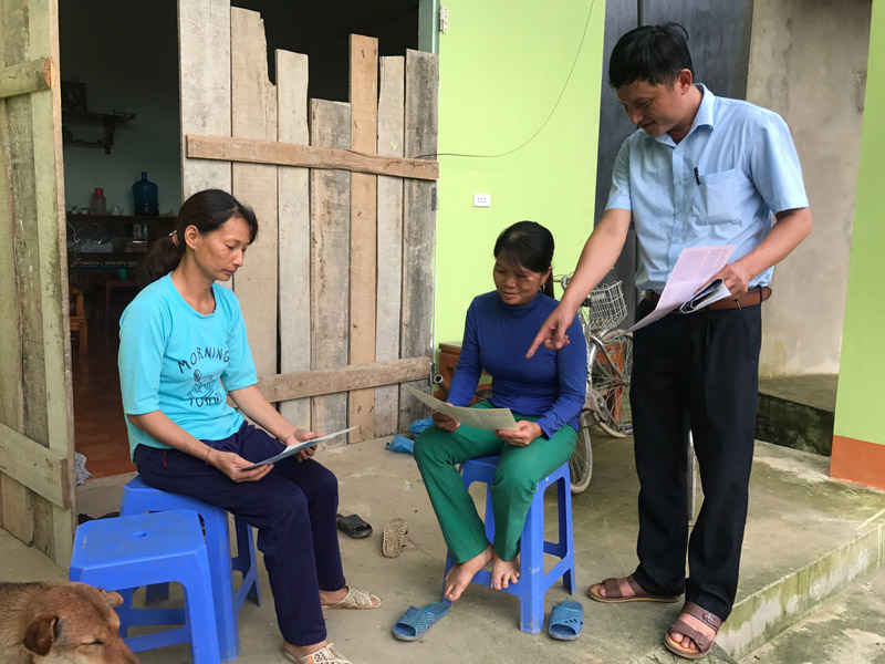 Cán bộ xã Nam Sơn tuyên truyền pháp luật cho người dân.