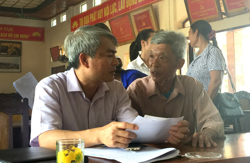 Cán bộ Trung tâm TGPL Nhà nước tỉnh tư vấn pháp luật cho người dân huyện Ba Chẽ.