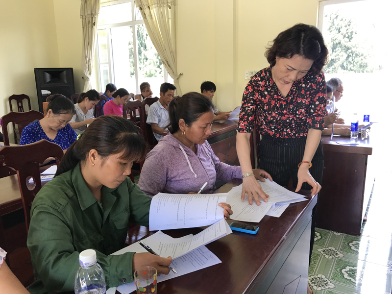 Cán bộ Trung tâm TGPL Nhà nước tỉnh hướng dẫn người dân làm các thủ tục TGPL.