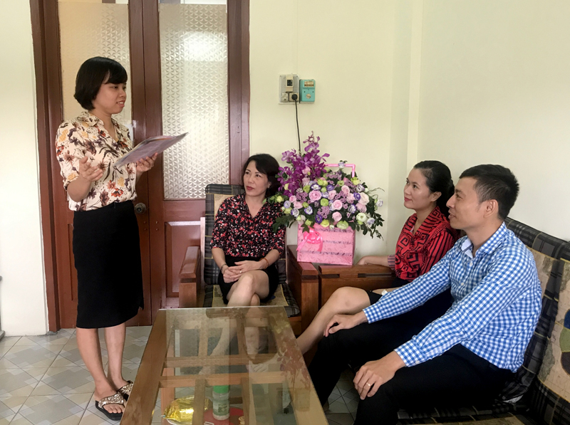 Chị Khương Thị Sen, một trong những trợ giúp viên pháp lý cuả Trung tâm TGPL Nhà nước tỉnh, luyện tập thuyết trình về một số luật mới trước khi đi cơ sở.