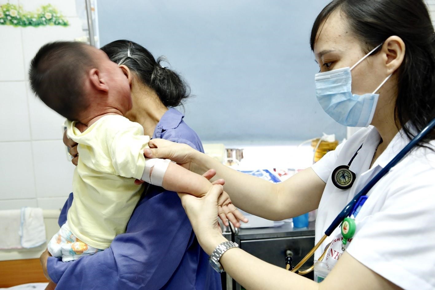 Bộ Y tế yêu cầu đảm bảo đủ thuốc điều trị trước tình hình bệnh sốt xuất huyết, sởi đang gia tăng ở nhiều địa phương. Ảnh: Dương Ngọc/TTXVN