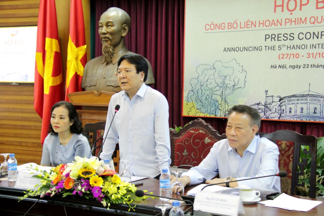 Thứ trưởng Bộ VH,TT&DL Vương Duy Biên, Cục trưởng Cục Điện ảnh Ngô Phương Lan và Giám đốc Sở VH-TT Hà Nội Tô Văn Động tại họp báo giới thiệu LHP Quốc tế Hà Nội lần thứ V. Ảnh: Gia Linh