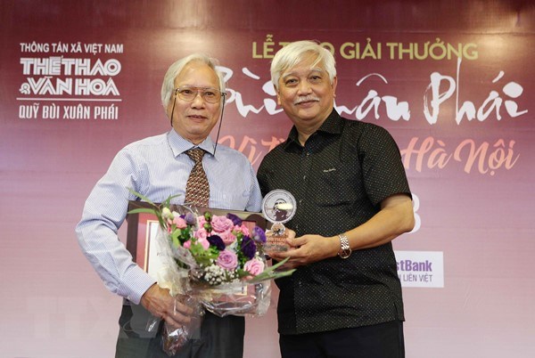 Phó giáo sư Nguyễn Văn Huy (trái) đại diện nhóm nhà khoa học nhận giải Ý tưởng - Vì tình yêu Hà Nội. (Ảnh: TTXVN)