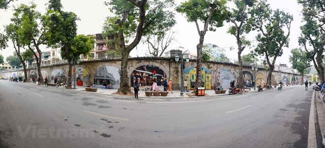 Phó giáo sư Nguyễn Văn Huy (trái) đại diện nhóm nhà khoa học nhận giải Ý tưởng - Vì tình yêu Hà Nội. (Ảnh: TTXVN)