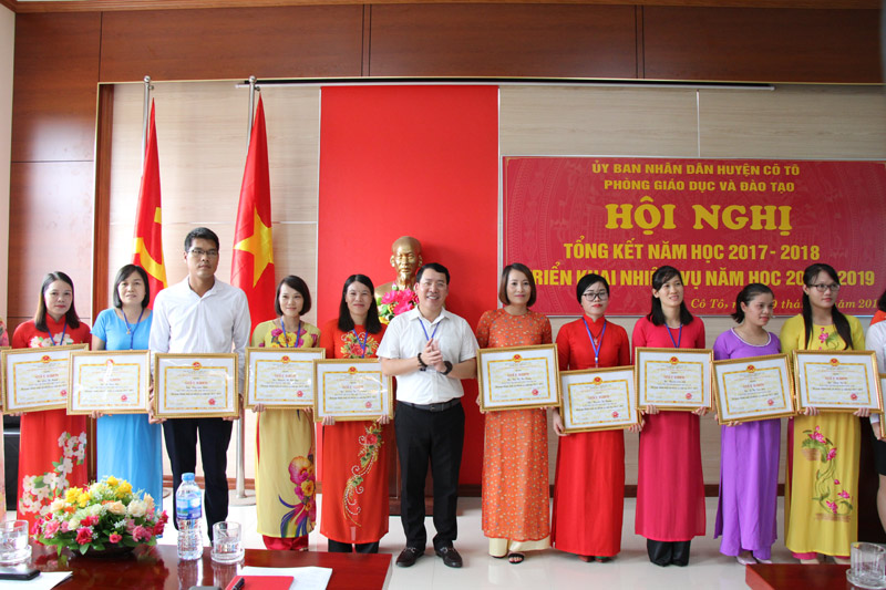 Lãnh đạo huyện Cô Tô tặng giấy khen cho các tập thể và cá nhân đã có thành tích xuất sắc trong năm học 2017 – 2018.