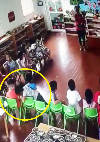 Trước đó, bé trai đã cắn vào tay một bạn áo đỏ cùng lớp. Ảnh cắt từ clip.